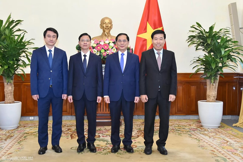 Phó Thủ tướng Bùi Thanh Sơn trao quyết định bổ nhiệm 3 Thứ trưởng Ngoại giao