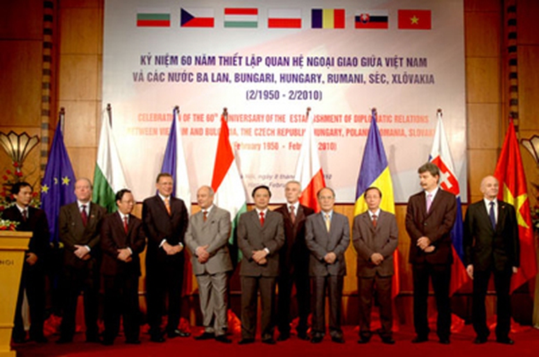 Tin báo chí: Tham gia Hội thảo 75 năm quan hệ ngoại giao Việt Nam và các nước Trung Đông Âu